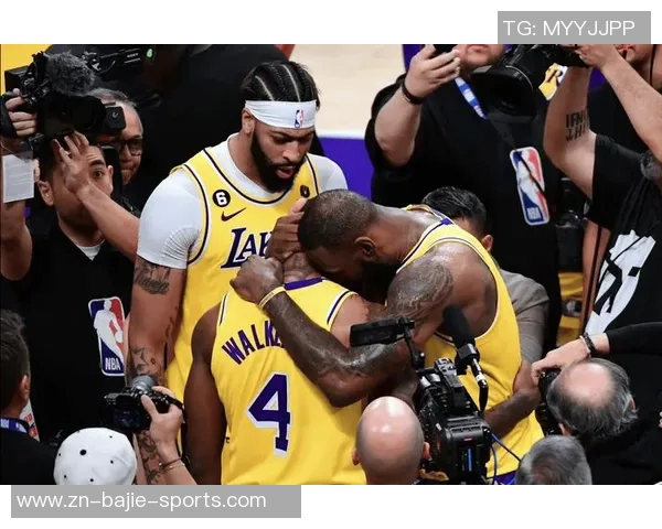 德拉蒙德底角三分出手提前庆祝却意外打铁引发全场哄笑 德拉蒙德底角三分出手提前庆祝却意外打铁引发全场哄笑