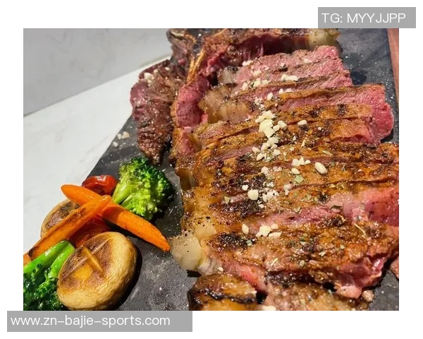 亚当斯如野兽般光脚漫步手持牛排展现原始魅力 亚当斯如野兽般光脚漫步手持牛排展现原始魅力