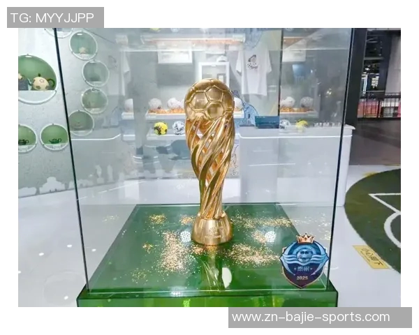 泰州首届苏超夺冠后迅速建设冠军奖杯打卡点吸引众多球迷前来留影 泰州首届苏超夺冠后迅速建设冠军奖杯打卡点吸引众多球迷前来留影
